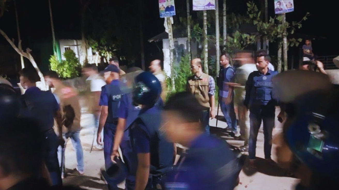 মাইকে ঘোষণা দিয়ে ছাত্রদলের ওপর আওয়ামী লীগের হামলা, বাইকে আগুন; আহত ৬