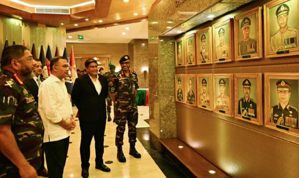 সাবেক সেনাপ্রধানদের মাঝে বাবার ছবি দেখে থমকে দাঁড়ালেন প্রধানমন্ত্রী