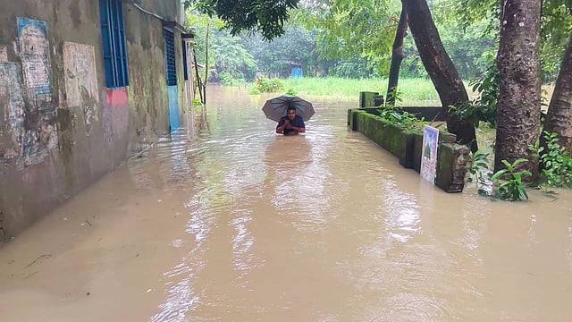 দক্ষিণ চট্টগ্রামে ভয়াবহ বন্যা: বাঁশখালীতে মানবিক সংকট
