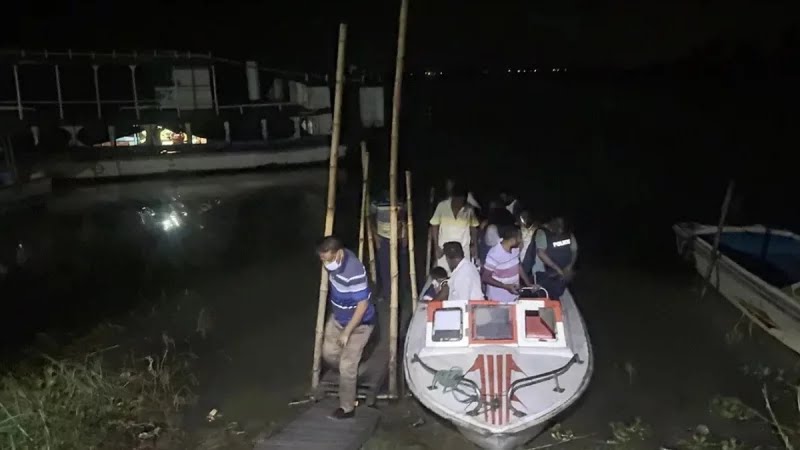 পদ্মায় স্পিডবোট থামিয়ে ব্যবসায়ীকে কুপিয়ে লুট
