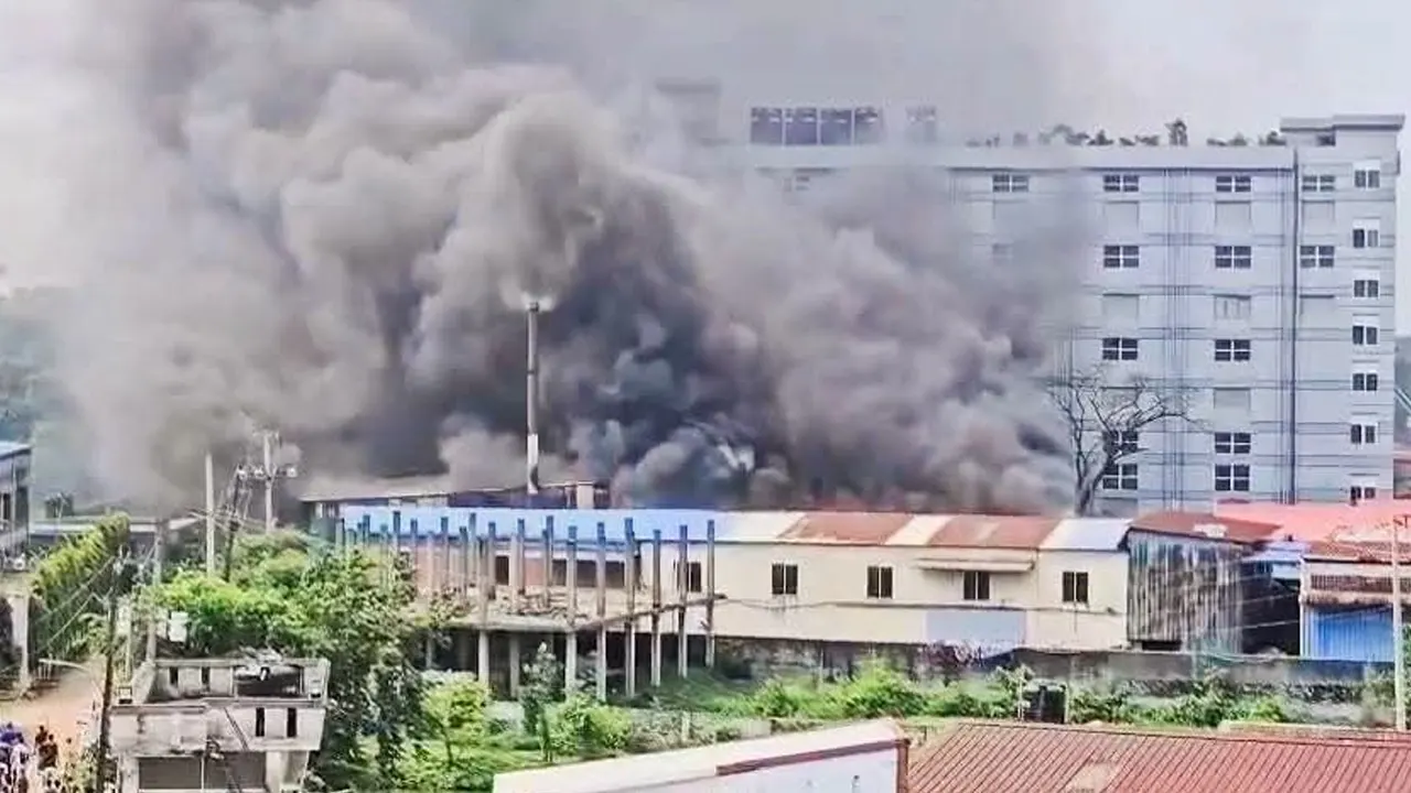 পূবাইলে বয়লার বিস্ফোরণ: গ্রিন অয়েল কারখানায় আগুন, এলাকায় আতঙ্ক