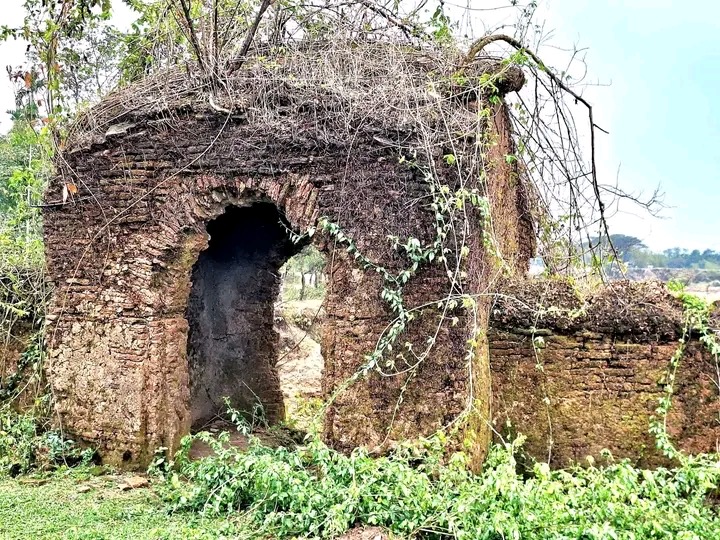 পাথরখেকোদের গ্রাসে বিলীন পাঁচশ বছরের ‘জাফলং রাজবাড়ী’