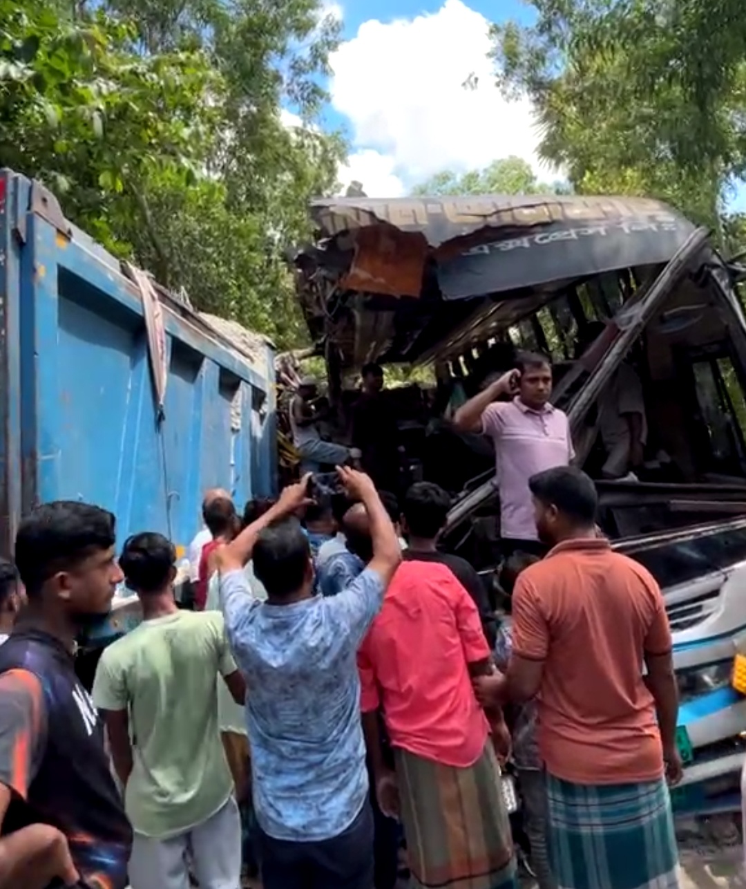 চাঁদপুরে বাস-ট্রাকের মুখোমুখি সংঘর্ষে নিহত ৩, আহত অন্তত ১৫