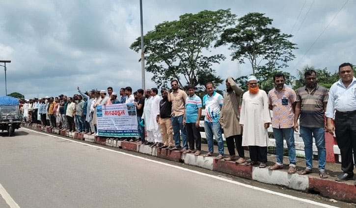 দক্ষিণাঞ্চলের উন্নয়ন দাবিতে কলাপাড়ায় ৩০ কিলোমিটারজুড়ে মানববন্ধন