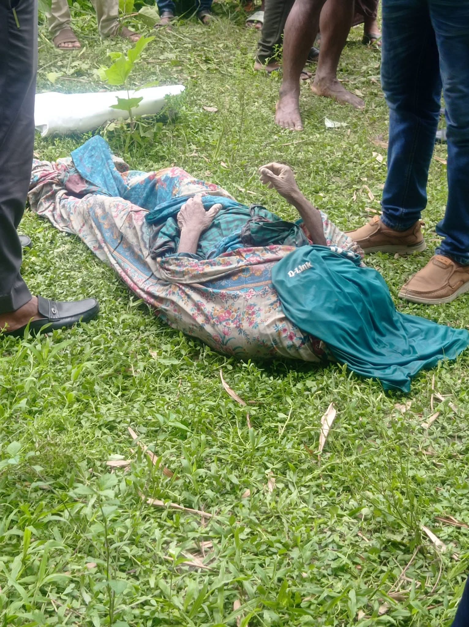বরগুনার গৌরীচন্নায় গলাকাটা লাশ উদ্ধার, এখনো মেলেনি মাথার সন্ধান
