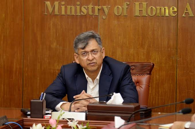 জনবান্ধব পুলিশ গড়তে পুরস্কার-তিরস্কার নীতি অব্যাহত থাকবে: স্বরাষ্ট্রমন্ত্রী