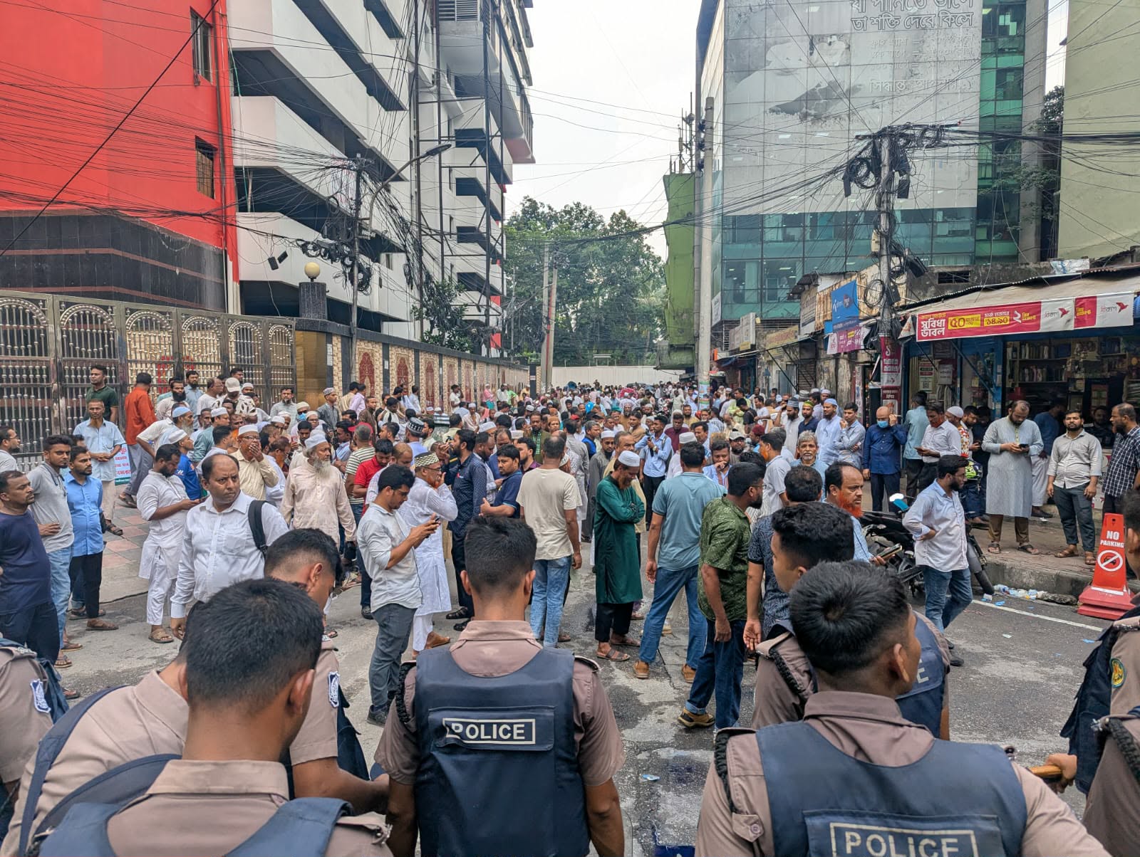 ইসলামী ব্যাংকের প্রধান কার্যালয়ের সামনে উত্তেজনা: ‘ভুয়া গ্রাহক ফোরাম’ সাজিয়ে যোগদানে বাধার অভিযোগ, পুলিশের জলকামান-টিয়ারশেল